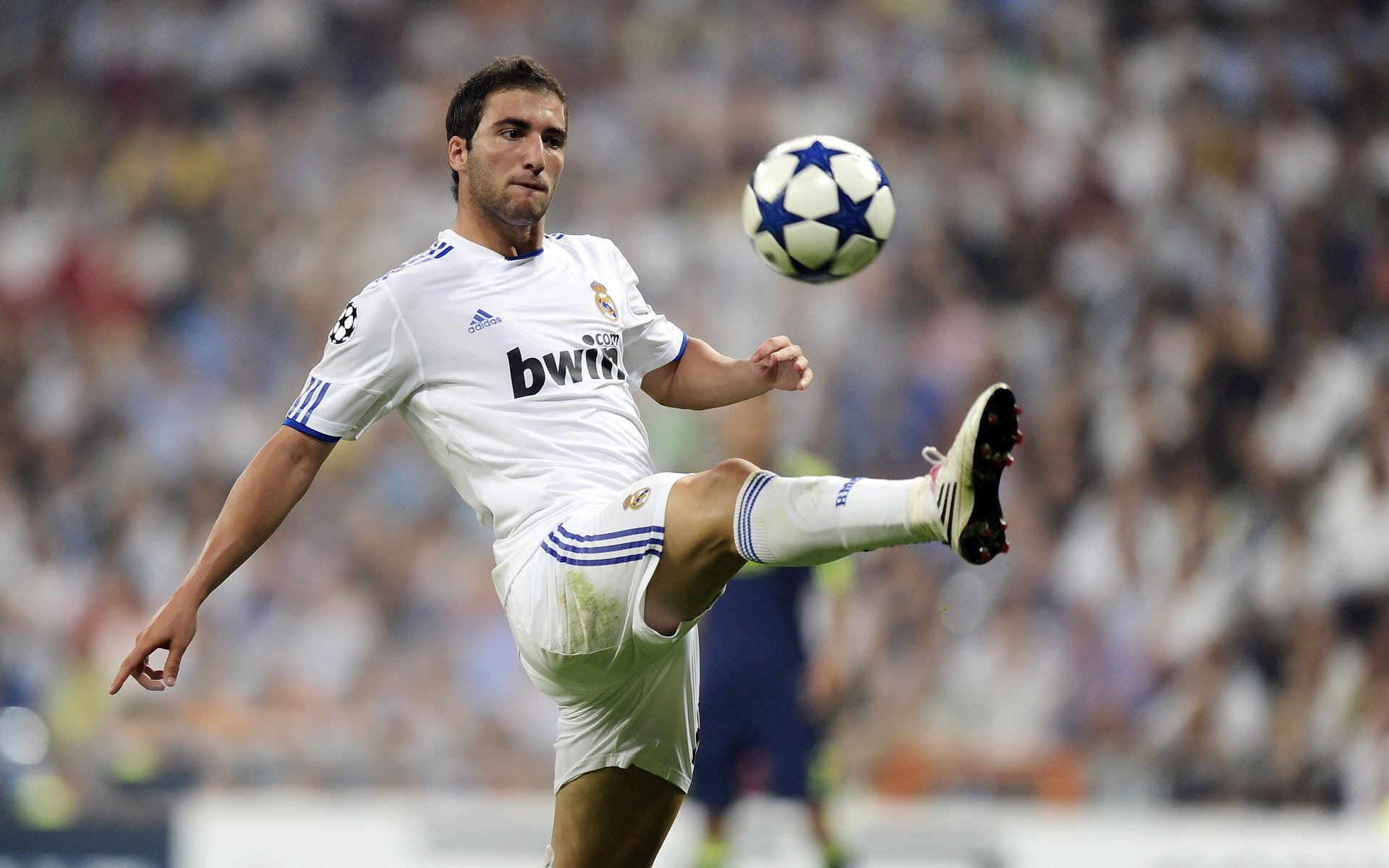 梅西第七次捧起金球奖 刷新历史纪录再创传奇